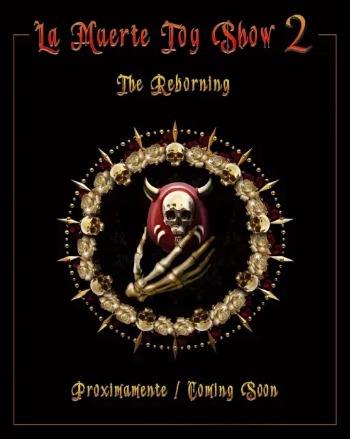 Cartel de La Muerte Toy Show 2 The Reborning: una calavera con cuernos rojos y una mano esquelética dentro de un círculo de cráneos dorados