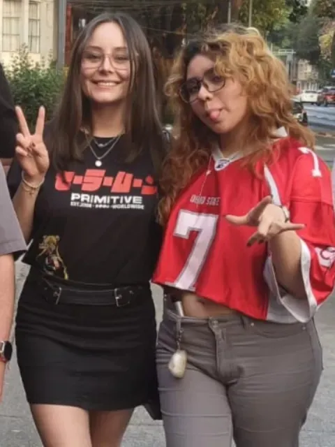 Dos integrantes del equipo de contenido de El Fucking Hype posando en la calle afuera de la feria de creadores